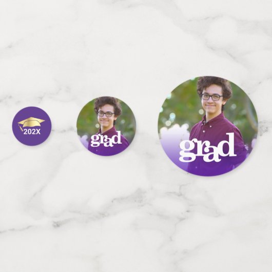 紫色の卒業式3枚の写真のモダンタイポグラフィ コンフェッティ (裏面)