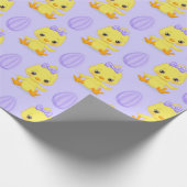 紫色の卵を持つキュートな黄色のイースターチックス ラッピングペーパー (角)