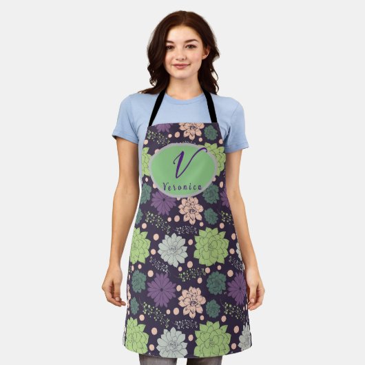 紫色の多肉性モノグラムのスクリプト エプロン (着用した状態)