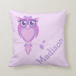 紫色の女の子はフクロウのchervonのクッションの枕を示しました クッション