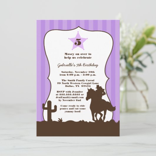 紫色の女性のカーボーイの女の子の誕生日のパーティの招待状 招待状 (スタンド正面)