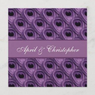 紫色の孔雀は結婚式の正方形の招待状に羽をつけます 招待状