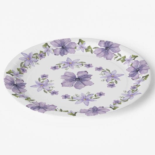 紫色の少し野生の花の途中のスクリプトパ ペーパープレート (アングル)