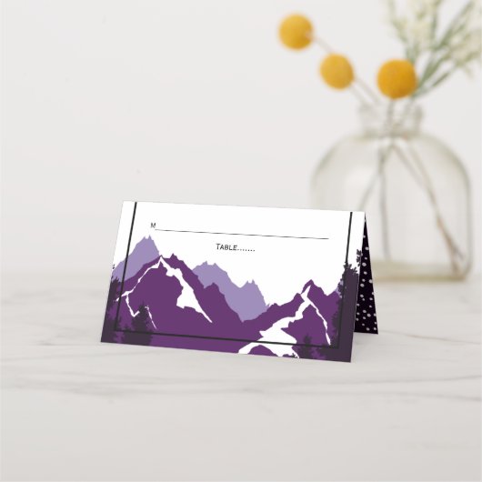 紫色の山々の冬の結婚式を折り畳んだエスコート プレイスカード (正面)
