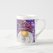 紫色の帽子に格言のクリスマスソングを歌う幸せなクリスマス ボーンチャイナマグカップ (右)