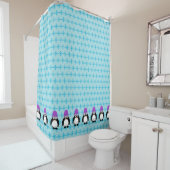 紫色の帽子のペンギンが一列に並ぶ シャワーカーテン (インサイチュ)