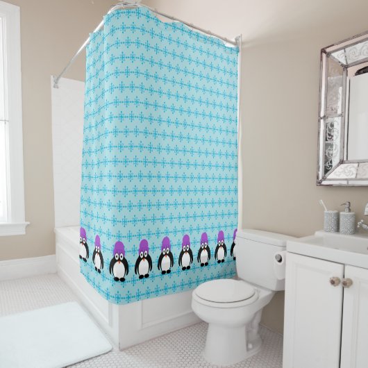 紫色の帽子のペンギンが一列に並ぶ シャワーカーテン (インサイチュ)