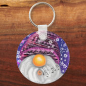 紫色の帽子の幸せな格言がクリスマスの歌を歌う –  キーホルダー (正面)