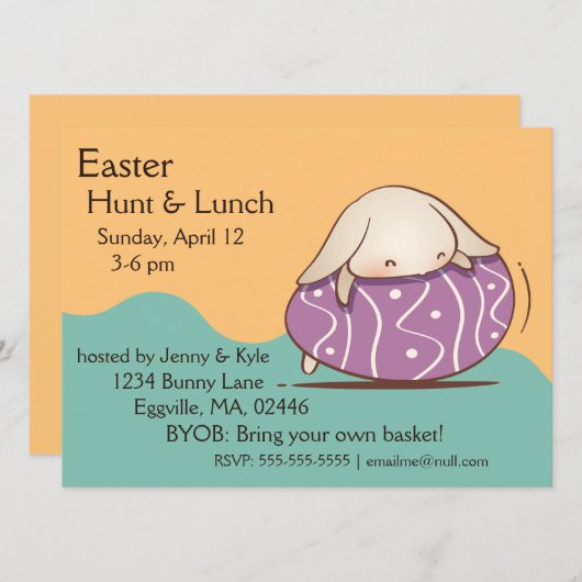 紫色の復活祭の卵を産むかわいいバニー 招待状 (正面/裏面)