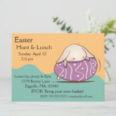 紫色の復活祭の卵を産むかわいいバニー 招待状 (スタンド正面)