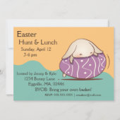 紫色の復活祭の卵を産むかわいいバニー 招待状 (正面)