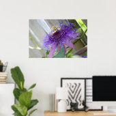 紫色の情熱の熱帯花が近くに咲く ポスター (ホームオフィス)