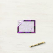 紫色の情熱の花柄のモノグラム ポストイット (デスク上)