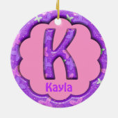 紫色の手紙Kのオーナメントw Butterflies~Customの名前 セラミックオーナメント (裏面)