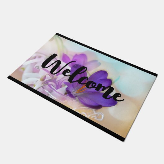 紫色の春かわいらしクロッカスウェルカムの写真 ドアマット (アングル)