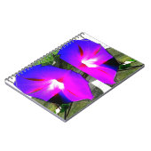 紫色の朝顔の花の螺線形ノート ノートブック (左側)