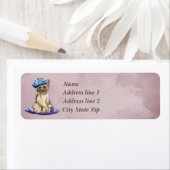 紫色の枕に帽子を付けたヨークシャーテリア ラベル (インサイチュ)