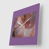 紫色の枠を持つピンクのユリ スクエア壁時計 (傾斜)