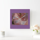 紫色の枠を持つピンクのユリ スクエア壁時計 (ホーム)