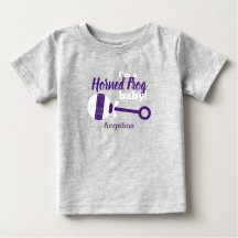 紫色の格子縞のカエルベビーTシャツ