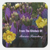 紫色の棘のあるナシのサボテン黄色の花