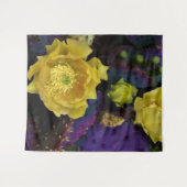 紫色の棘のあるナシのサボテン黄色の花 タペストリー (正面(横))