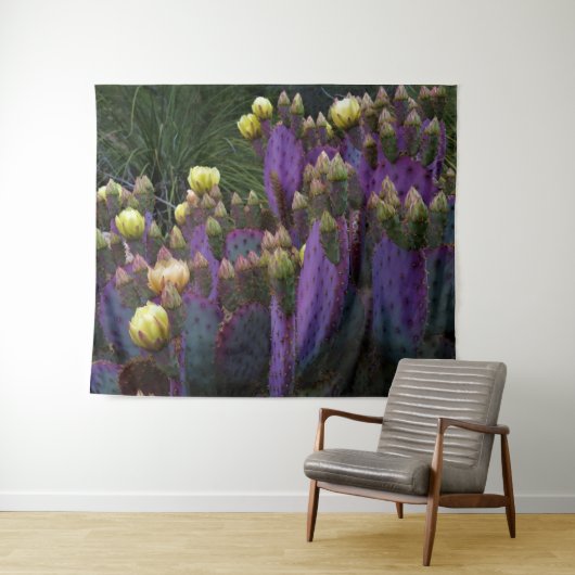 紫色の棘のあるナシのサボテン黄色の花 タペストリー (インサイチュ(横))