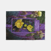 紫色の棘のあるナシのサボテン黄色の花 フリースブランケット (正面(横))