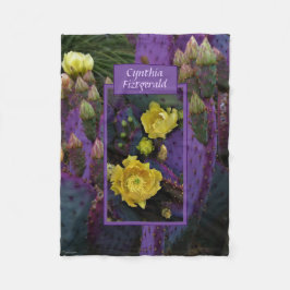 紫色の棘のあるナシのサボテン黄色の花 フリースブランケット