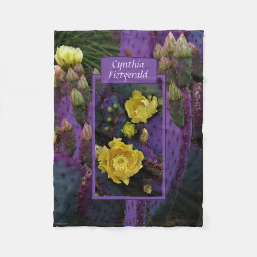 紫色の棘のあるナシのサボテン黄色の花 フリースブランケット (正面)