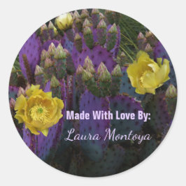 紫色の棘のあるナシのサボテン黄色の花 ラウンドシール