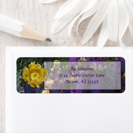 紫色の棘のあるナシのサボテン黄色の花 ラベル (インサイチュ)