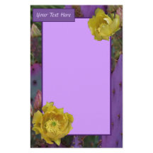 紫色の棘のあるナシのサボテン黄色の花