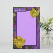 紫色の棘のあるナシのサボテン黄色の花 便箋 (スタンド正面)