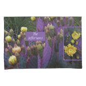 紫色の棘のあるナシのサボテン黄色の花 枕カバー (正面右)