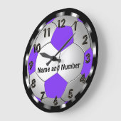 紫色の極度のかわいくパーソナライズなサッカーの時計 ラージ壁時計 (傾斜)