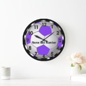 紫色の極度のかわいくパーソナライズなサッカーの時計 ラージ壁時計 (ホーム)