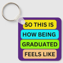 紫色の正方形キーチェーンSO_THIS_IS_HOW_BEING_GRADU