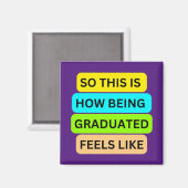 紫色の正方形マグネットSO_THIS_IS_HOW_BEING_GRADUATE マグネット (正面/裏面)