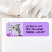 紫色の水にキュートなグレーイルカ ラベル (インサイチュ)