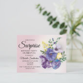 紫色の水彩フローラサプライズピンク誕生日 ポストカード (スタンド正面)