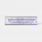 紫色の水彩幾何学模様モダンカスタムの女性 デスクネームプレート (正面)