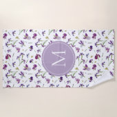 紫色の水彩虹彩花パターンモノグラム ビーチタオル (正面)