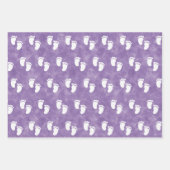 紫色の水彩赤ちゃんシャワー足跡パターン ラッピングペーパーシート (正面)