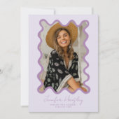 紫色の波状フォトフレームの卒業 案内状 (正面)