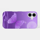 紫色の湖の上の紫蝶 iPhone 16ケース (裏面横)
