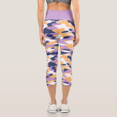 紫色の濃い青の黄色の迷彩模様 カプリレギンス (裏面)