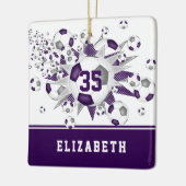 紫色の灰色のサッカーボールが輝パーソナライズされたく セラミックオーナメント (左)