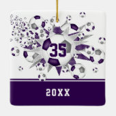紫色の灰色のサッカーボールが輝パーソナライズされたく セラミックオーナメント (裏面)
