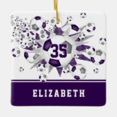 紫色の灰色のサッカーボールが輝パーソナライズされたく セラミックオーナメント (正面)